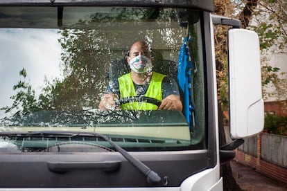 David Martínez, feriante de Barcelona, se ha convertido en conductor para sobrevivir.