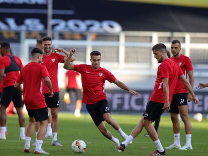 Reguilón persigue un balón en el entrenamiento del Sevilla en el MSV Arena de Duisburgo.