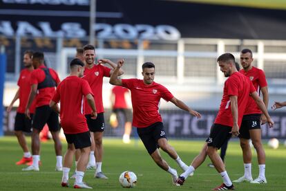 Reguilón persigue un balón en el entrenamiento del Sevilla en el MSV Arena de Duisburgo.