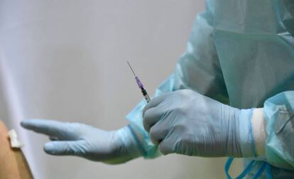 (FILES) In this file photo taken on March 8, 2021 a health worker holds a syringe with the AstraZeneca vaccine against Covid-19 at a new vaccination centre at the former Tempelhof airport in Berlin on March 8, 2021, amid the novel coronavirus / COVID-19 pandemic. - Germany on on March 15, 2021 halted the use of AstraZeneca's coronavirus vaccine after reported blood clotting incidents in Europe,  saying that a closer look was necessary. (Photo by Tobias Schwarz / various sources / AFP)