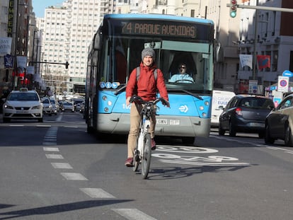 Un joven circulando por el centro de Madrid con una bici eléctrica.