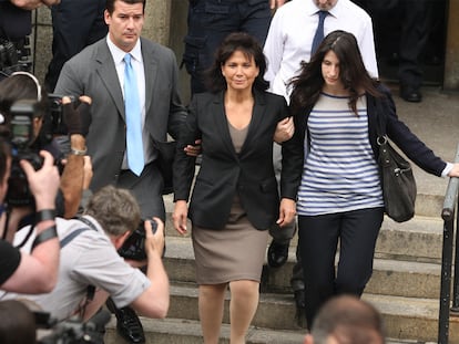 Anne Sinclair (centro) sale el jueves del tribunal con Camille, una de las hijas de DSK.