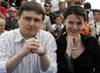 El director Cristian Mungiu y la actriz Laura Vasiliu, en Cannes.