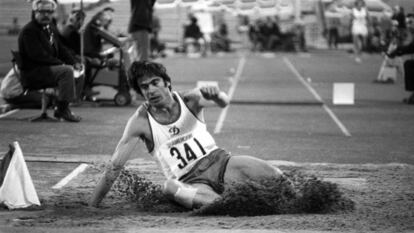 Viktor Saneyev, en uno de sus saltos durante el Memorial Znamensky celebrado en el Estadio Lenin de Moscú en 1980