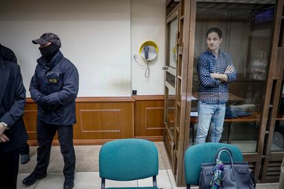 El corresponsal de 'The Wall Street Journal' en Moscú, Evan Gershkovich, durante la vista judicial contra él, en Moscú el pasado 18 de abril.