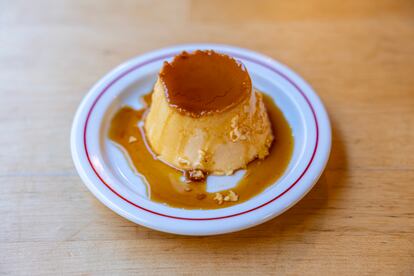 Postre del menú del día: flan de nata.
