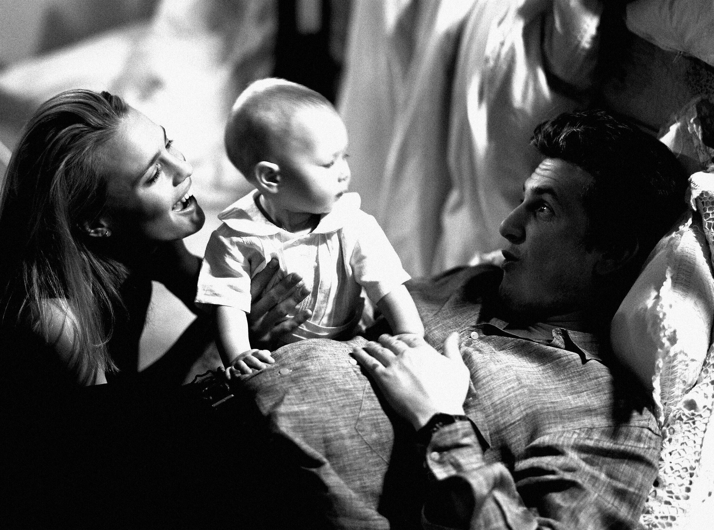 Robin Wright, Sean Penn y su hija Dylan, en su casa de Malibú en 1991.