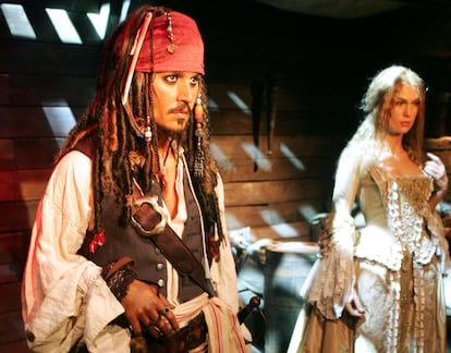Johnny Depp como Jack Sparrow y Keira Knightley como Elizabeth en la película 'Piratas del Caribe'.