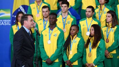 El presidente Jair Bolsonaro recibe a atletas que ganaron medallas en los Juegos Panamericanos. 