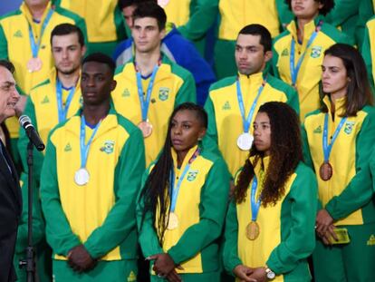 El presidente Jair Bolsonaro recibe a atletas que ganaron medallas en los Juegos Panamericanos. 