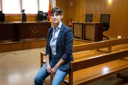 Lucía Mayordomo, la magistrada de Torrent que estaba de guardia la noche de la dana y fue la encargada de levantar los cadáveres en Paiporta, este miércoles, en la sala de vistas de su juzgado, donde también prestaron ayuda psicológica a las víctimas.