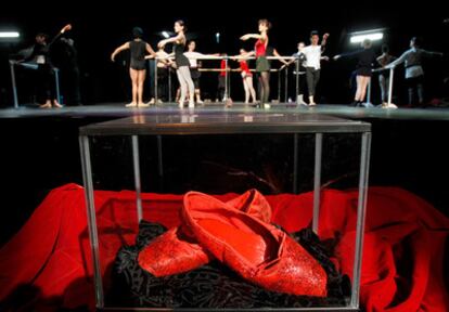 María Graciani busca entre las bailarinas del escenario a la protagonista de <i>Las zapatillas rojas</i>. La escritora del libreto necesita una Karen para la obra que se estrena en el Teatro Häagen Dazs de Madrid el 14 de abril.