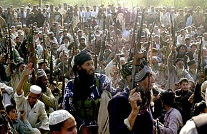 Soldados paquistaníes enarbolan sus armas en la zona fronteriza de Bajour, antes de intentar partir hacia Afganistán para sumarse a las tropas talibanes.