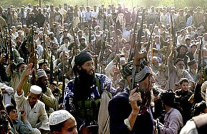 Soldados paquistaníes enarbolan sus armas en la zona fronteriza de Bajour, antes de intentar partir hacia Afganistán para sumarse a las tropas talibanes.