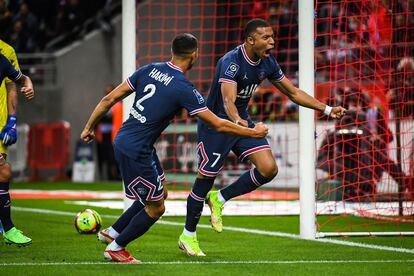 Mbappé celebra junto a Achraf su primer gol.