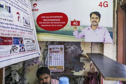 An advertisement for Bharti Airtel Ltd. is displayed inside a mobile phone store in Mumbai, India, on Monday, Oct. 24, 2016. Bharti Airtel is scheduled to release second-quarter earnings figures on Oct. 25. Photographer: Dhiraj Singh/Bloomberg