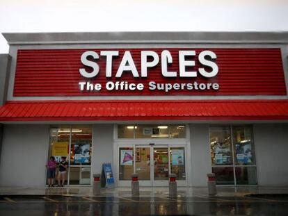 Em Miami, duas mulheres se protegem da chuva numa loja da Staples, rede que acaba de anunciar o fechamento de 12% dos seus estabelecimentos.