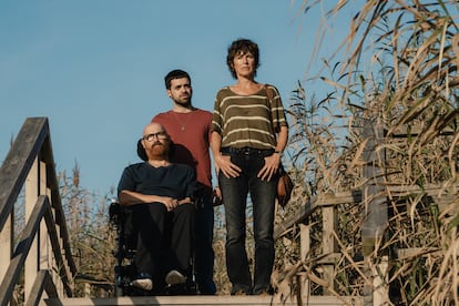 Tomás (Javier Cámara), Darío Loureiro (Tacho) y Mónica López (Maite) en una escena del último capítulo de 'Rapa'.