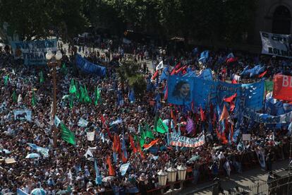 La Plaza de mayo se va llenando en la despedida de Cristina.