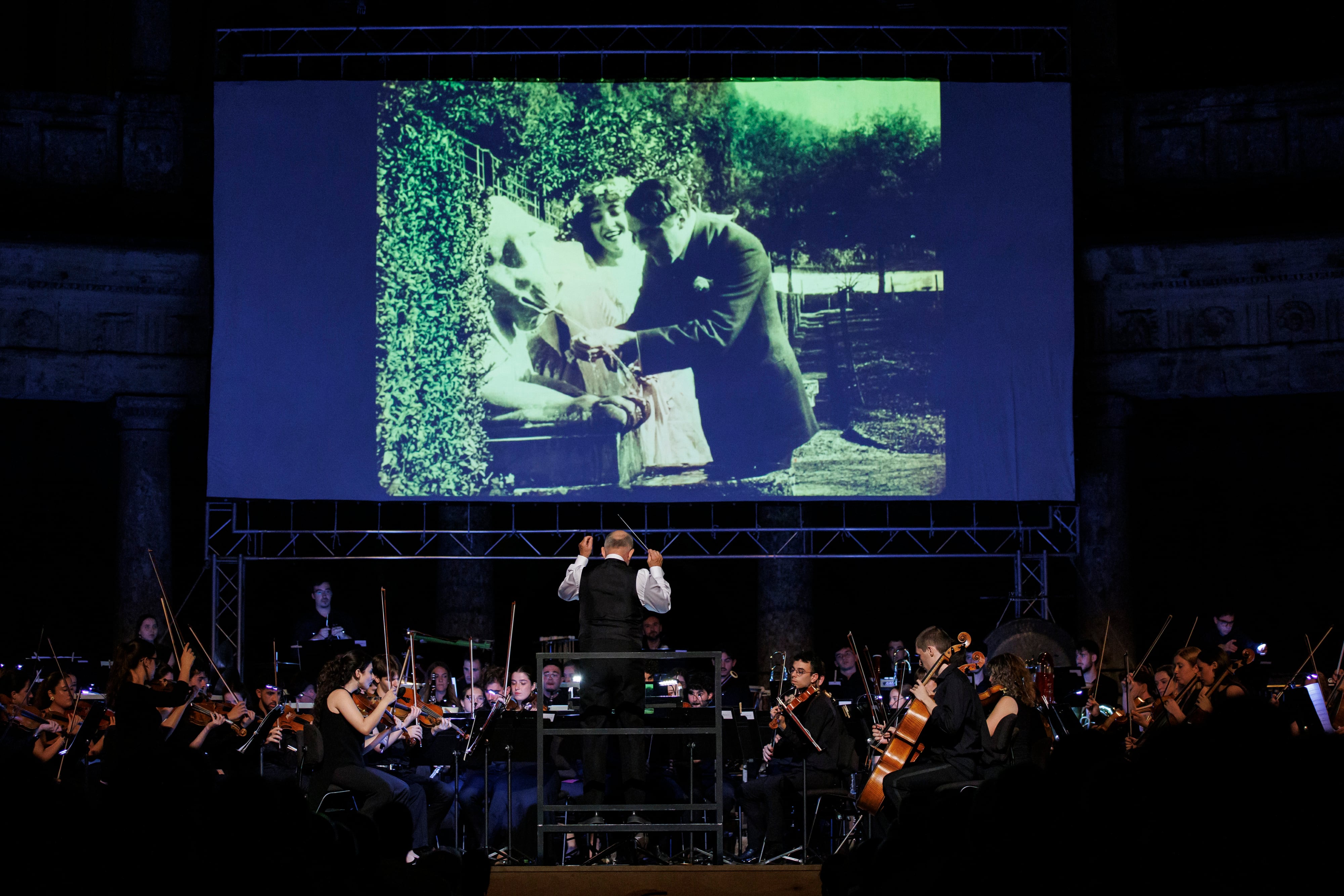 Una secuencia de la película ‘Rapsodia satánica’ con música de Pietro Mascagni, con Timothy Brock dirigiendo a la Joven Orquesta Nacional de España, el 5 de julio en el Palacio de Carlos V de Granada.