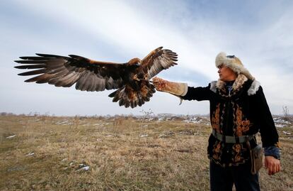 Un cazador levanta una mano para el aterrizaje de su águila, en Shamalgan (Kazajistán).