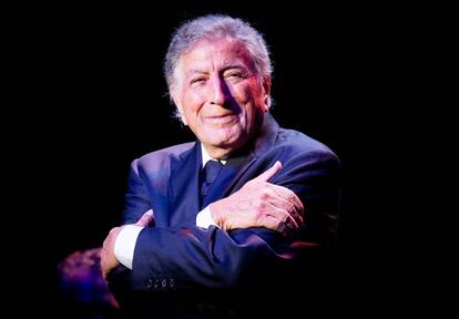 <p><strong>Quién, dónde y cuándo.</strong> Tony Bennett. 21 de junio de 2017. Barcelona <strong><br />Por qué se canceló. </strong> Primero, un miembro de la organización tuvo que salir al escenario para explicar que el cantante de (entonces) 90 años se encontraba mal y el inicio del espectáculo se iba a retrasar media hora. Transcurrido ese tiempo, el director de los conciertos de los Jardines de Pedralbes, Martín Pérez, salía para anunciar la suspensión definitiva de la actuación por una "indisposición" de Tony Bennett: "Está enfermo y no podrá cantar. Lleva tres días en Barcelona. Esta mañana ha estado pintando en estos jardines y esta tarde ha hecho un largo ensayo, pero después se ha encontrado mal y nos ha dicho, casi llorando, que lo sentía mucho pero no podía actuar. Estamos desolados". <strong><br />Momento de máxima tensión. </strong>Teniendo en cuenta el papelón que tuvo que hacer el director del festival, parece claro que los peores momentos, de tensión y lógica preocupación, se vivieron detrás del escenario mientras se tomaba la decisión de suspender y dejar a los asistentes con las ganas. Una vez asumida y comunicada la suspensión, el público abandonó el recinto con tranquilidad y resignación. "Lo más importante es que se recupere y que descanse. Impecable el trato por parte de la organización. ¡Otra vez será!", <a href="https://twitter.com/FPedralbes/status/877629523134566400" target="_blank">respondía un usuario al mensaje de la organización en Twitter</a>, mientras otro veía "comprensible" que se pudieran dar estas situaciones con un artista de tan avanzada edad.<br />En la imagen, Tony Bennett en una actuación en 2017.</p>