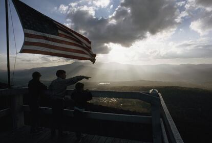 Visitantes contemplando el monte Greylock en el sendero Mohawk (Massachusetts).