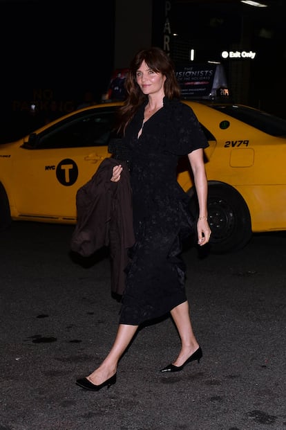 Helena Christensen llegó a la fiesta vestida con un look total black.