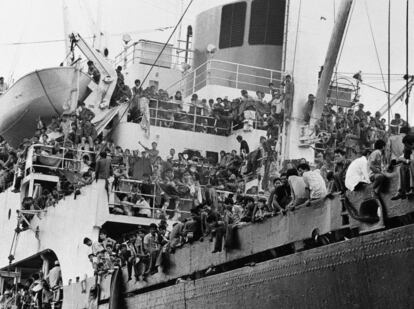 Refugiados vietnamitas se agolpan en un barco para ser evacuados, 23 de abril de 1975.