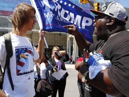 Un simpatizante de Trump escuchando a un manifestante en Detroit