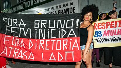 Mulheres protestam contra goleiro Bruno no Mato Grosso.