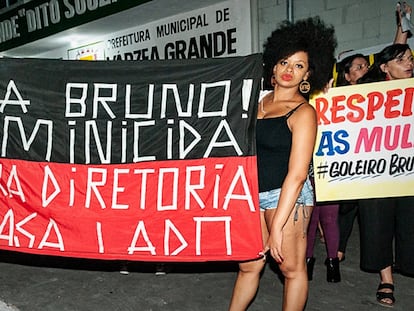 Mulheres protestam contra goleiro Bruno no Mato Grosso.