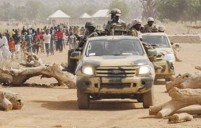 Varios soldados nigerianos patrullan en Chibok, al noreste del pa&iacute;s, el pasado domingo.