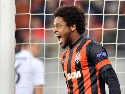 Luiz Adriano celebra uno de sus goles contra el BATE.