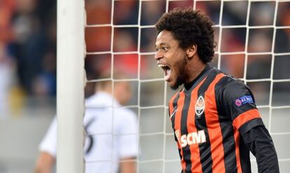 Luiz Adriano celebra uno de sus goles contra el BATE.