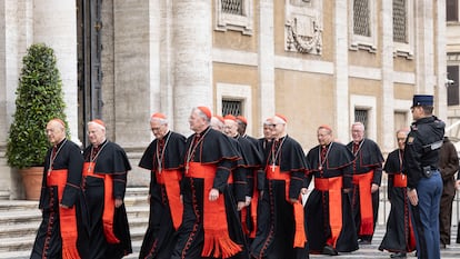 Los cardenales del Vaticano entran en la basílica de Santa María la Mayor, en Roma, para visitar la tumba del papa Francisco este domingo.