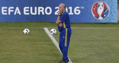 Del Bosque dirige un entrenamiento.