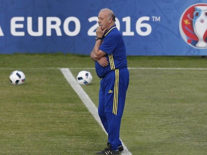 Del Bosque dirige un entrenamiento.