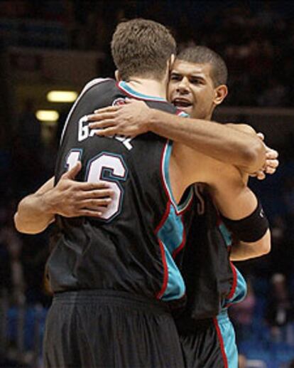 Gasol y Battier celebran el triunfo de los Grizzlies.