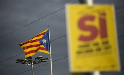 Un cartell a favor del referèndum i una estelada.