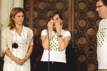 La víctima Beatriz Garrote llora ante la vicepresidenta primera de la Generalitat, Paula Sánchez de León.