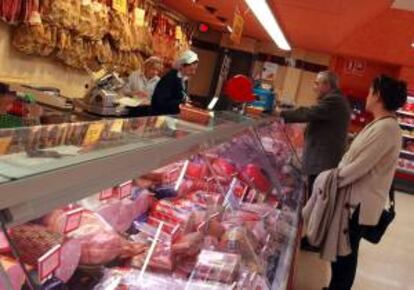 En la imagen, puesto de charcutería en un supermercado. EFE/Archivo