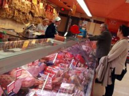 En la imagen, puesto de charcutería en un supermercado. EFE/Archivo