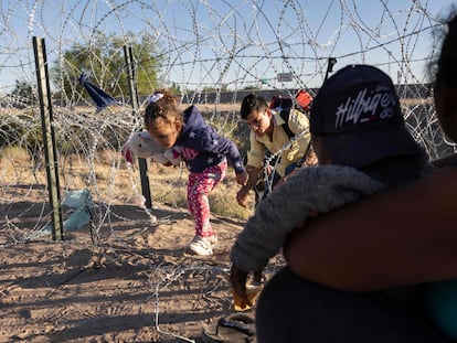 Familias de inmigrantes cruzan la frontera desde México a Estados UNidos para pedir asilo, días antes de que expire el jueves una medida sanitaria que facilita las expulsiones rápidas