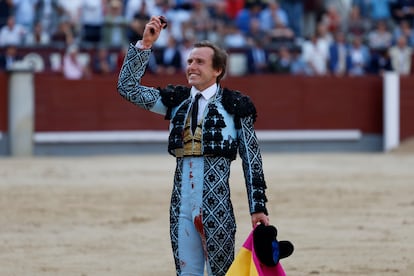 Román, con la oreja de su primer toro.