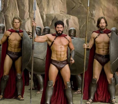 <p><strong>¿Pero esto qué es?</strong> Parodia de '300' (Zack Snyder, 2007) con Kevin Sorbo (el Hércules televisivo) y Carmen Electra.</p> <p><strong>¿Qué dice el pueblo?</strong> "Con gran pesar y vergüenza he de confesar que ví este truño, en lugar de dedicar mi tiempo a cuestiones más entretenidas como limpiar los filtros del extractor de la cocina o hacer cola en comisaría para renovar el carnet de identidad". (Kingo). Nota: 1 sobre 10.</p> <p><strong>¿Qué dice la crítica?</strong> El problema no es (solo) su humor homófobo, machista y racista, es que ni siquiera tiene gracia. Pero lo más abyecto de 'Casi 300' es su propia existencia: no hacía falta ridiculizar '300' porque a aquella ya le daba tiempo a convertirse en una parodia de sí misma con sus cámaras lentas (a velocidad normal duraría 15 minutos), su virilidad chusca y su violencia preciosista. El anuncio de colonia más caro jamás filmado" (Juan Sanguino, de ICON). Nota: 1 sobre 10.</p> <p> </p>