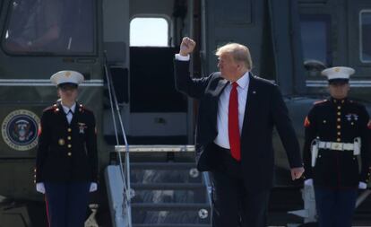 Trump saluda a su llegada al aeropuerto JFK de Nueva York,