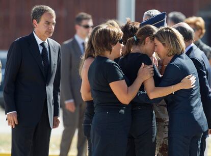 La ministra de Defensa, Carme Chacón, consuela a los familiares de una de las víctimas, en presencia del presidente del Gobierno.