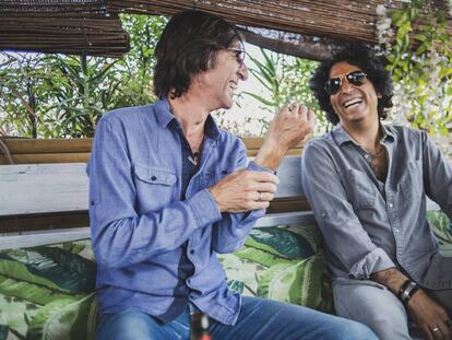 Benjamín Prado y Diego Amador en la terraza de Lemon Rock, en Granada.