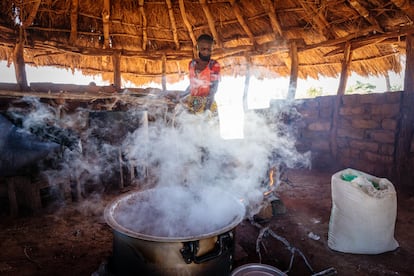 El personal de la escuela Purity, en el distrito de Gwembe, Zambia, prepara el almuerzo, que ahora incluye verduras cultivadas en el invernadero que construyó el PMA.